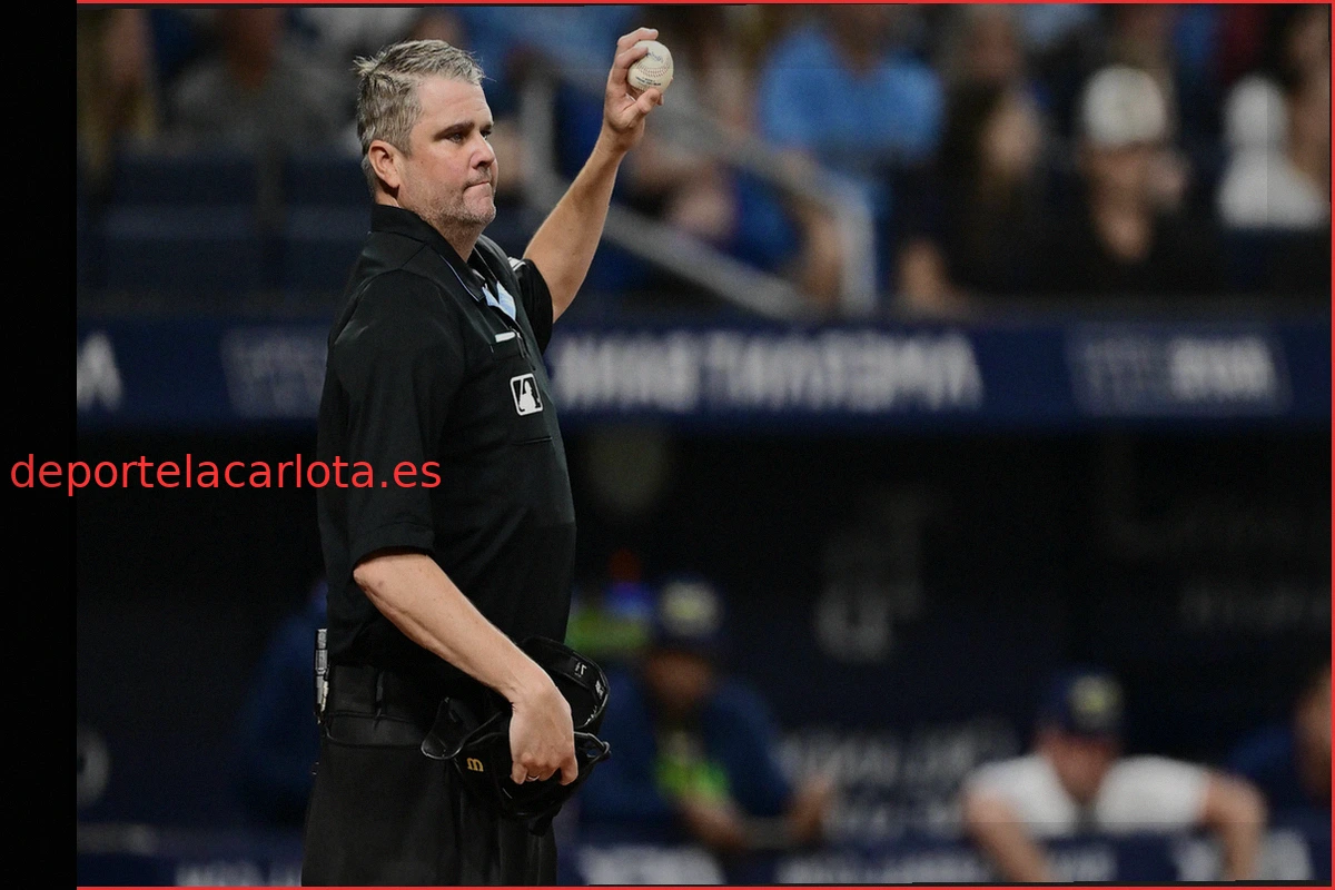 Árbitro de la MLB Jordan Baker, golpeado en el casco por una bola de foul, en protocolo de conmoción cerebral tras abandonar el partido